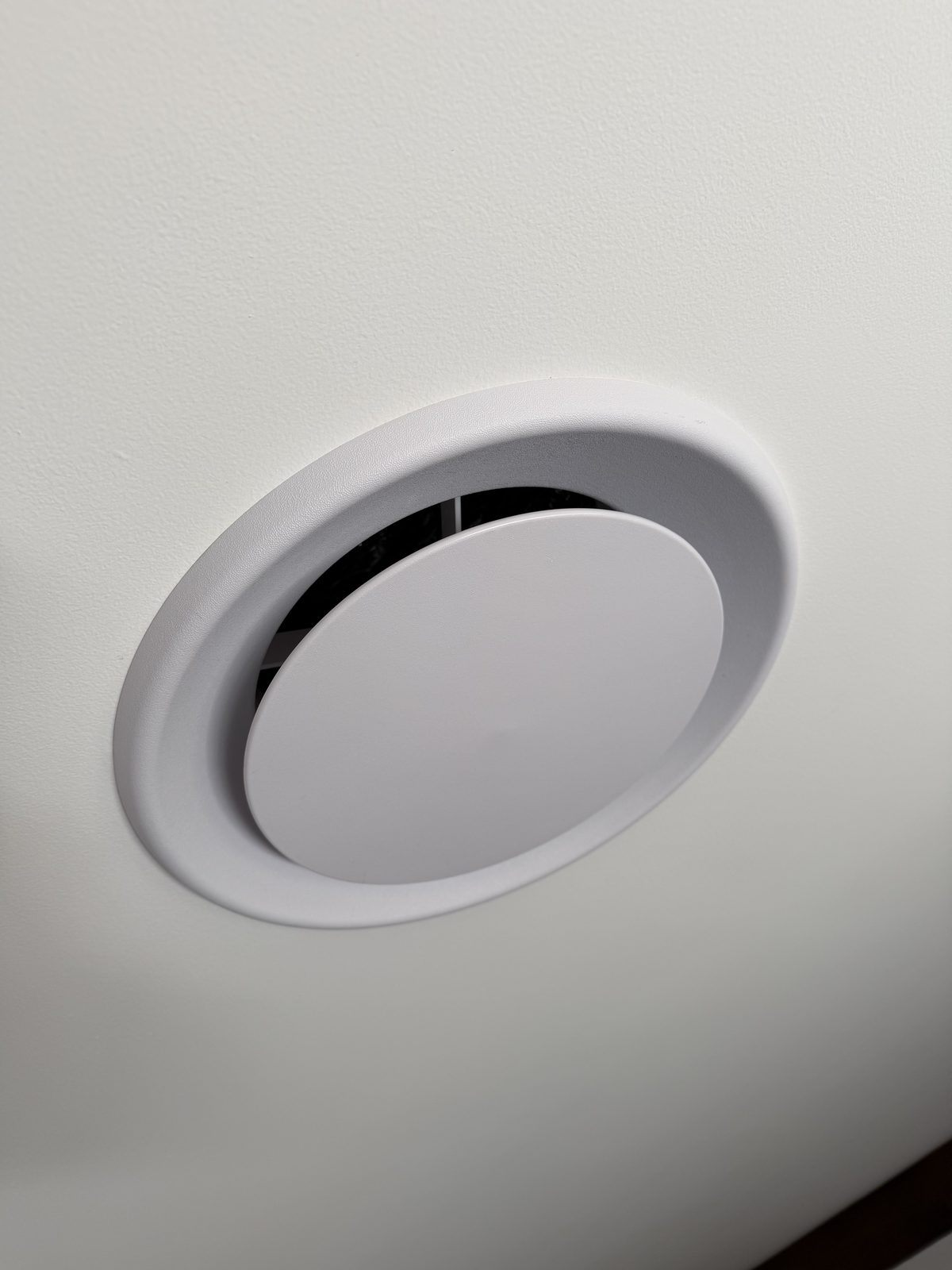 Round ducted air conditioning ceiling vent